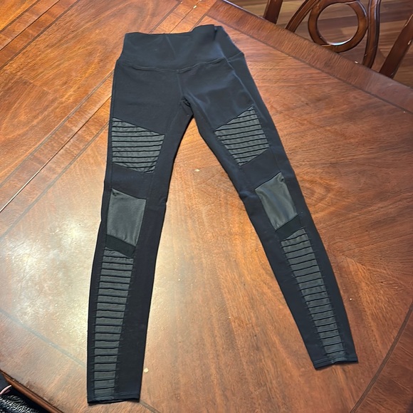 ALO Yoga Pants - Alo moto leggings